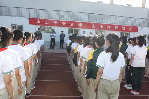 6月26日，九师海事局与小白杨中学共同开展水上交通安全进校园活动