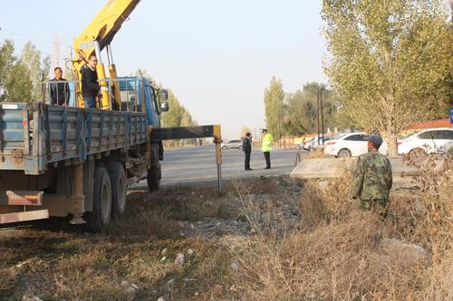 10月12日，九师交通局协助民政局整治公路周边环境